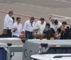 El expresidente Juan Orlando Hernández ora junto a su esposa, Ana García de Hernández, sus hijas y otros familiares cercanos tras descender de la aeronave en la pista del Aeropuerto Internacional de Palmerola.