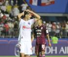 El defensor uruguayo Emanuel Hernández de Olimpia celebrando el gol con su compañero Imanol.