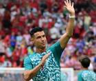 Cristiano Ronaldo saludando a sus fans que lo ovacionaron al momento de que salió al campo para realizar el calentamiento.