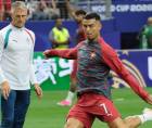 Cristiano Ronaldo en los ejercicios de estiramiento.