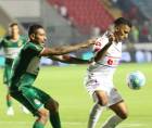 José Mario Pinto de Olimpia conduce la pelota ante la marca de Henry Figueroa, defensor del Marathón.
