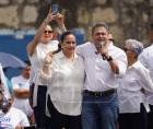 El expresidente Juan Orlando Hernández junto a su esposa la exprimera dama Ana García tras su regreso a Honduras.