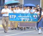 Estudiantes del instituto José Trinidad Reyes durante el desfile de generaciones en San Pedro Sula.