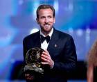 Harry Kane, feliz con su Balón de Oro al mejor futbolista del mundo en 2026.