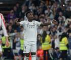 Vinicius recibe la marca de dos jugadores del Atlético de Madrid.