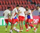 Jugadores del Olimpia durante los ejercicios de estiramientos en el estadio Rommel Fernández.