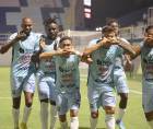 Los jugadores del Génesis PN celebrando el gol de penal de Gabriel Araújo contra el Olancho FC.