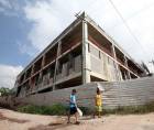 El proyecto más crítico asociado a TASH es el Hospital Materno Infantil de Occidente, en Santa Rosa de Copán. La obra permanece parcialmente paralizada debido a rediseños, ajustes presupuestarios y disputas técnicas entre la constructora y la firma encargada del diseño y supervisión.