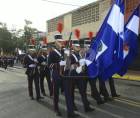 Cadetes avanzan con paso firme portando el pabellón patrio y los institucionales durante los desfiles del 15 de septiembre en San Pedro Sula.