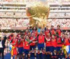 La selección de España al momento de alzar la Copa del Mundo por intermedio de su capitán Rodrí.