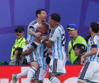 Alexis Mac Allister celebrando su gol junto a Lionel Messi y Enzo Fernández.