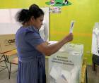 Una persona vota este domingo, en San Antonio de Flores, Paraíso (Honduras).