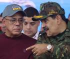 El presidente de Venezuela, Nicolás Maduro, habla con el presidente de la Asamblea Nacional (AN) Jorge Rodríguez.
