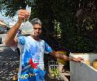 Ángel Meléndez dejó el taxi por la crisis del rubro y ahora vende agua de coco en el barrio El Imán, en La Ceiba.