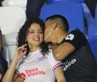 Viva el amor. Pareja de olimpistas en el sector de silla del estadio Nacional listos para ver al León.