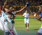 Jugadores de Honduras celebrando el gol de Keyrol Figueroa que le dio una victoria histórica a la H en Kingston.