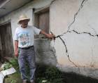 Don Buenaventura Bueso muestra las rajaduras de la casa que tuvo que abandonar tras los sismos en Las Lajas, Comayagua. Se pasó a la casa de su hija por el miedo de que esa vivienda les cayera encima.