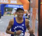Estuardo Ordóñez celebra con orgullo su victoria tras dominar la exigente prueba de los 10 kilómetros en una jornada histórica del atletismo regional.
