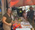 Esta mujer llorando es la imagen que más se ha viralizado en las redes sociales. Se trata de una emprendedora a la cual le cerraron su local apenas días después de abrirlo Enfrente de ella, la juez municipal que encabezó un considerable despliegue en un operativo que ha dividido los comentarios en El Progreso, Yoro.