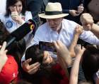 El candidato presidencial y actual presidente de Brasil, Luiz Inácio Lula da Silva, abraza a sus seguidores tras depositar su voto en un centro electoral de São Bernardo do Campo, Brasil.