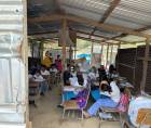 La colonia San Francisco de Asís, en Macuelizo, Santa Bárbara, vuelve a levantar la voz. El padre Leopoldo Serrano denunció que el proyecto comunitario quedó nuevamente abandonado, especialmente la construcción de la escuela, donde los niños siguen esperando aulas dignas. Los escolares siguen recibiendo clases a medias bajo sus aulas de aluminio, hasta donde las altas temperaturas hagan el aprendizaje soportable.