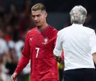 El escándalo continúa sacudiendo a la selección de Portugal. Cristiano Ronaldo y el entrenador del combinado luso se reunieron este miércoles de emergencia, en medio de la tensión generada por la postura del delantero y las recientes diferencias que han puesto el foco sobre el vestuario portugués.