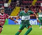 Yairo Moreno del Marathón conduce la pelota ante la marca de Michel del Alajuelense.