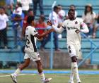 Yustin Arboleda celebrando su gol con Brayan Cortés ante el Génesis PN.