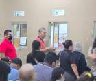Pacientes reclaman sus medicamentos en la farmacia de consulta externa del IHSS.