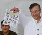 El presidente de Colombia, Gustavo Petro, muestra el tarjetón electoral en las votaciones de este domingo en Colombia.