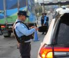 Agentes policiales durante operativos en el bulevar del sur de San Pedro Sula.