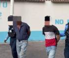 Los dos hombres, tras ser detenidos por agentes policiales.