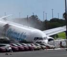 El avión de carga de Amazon que se estrelló el domingo al aterrizar en el Aeropuerto Internacional de Miami, en un accidente en el que fallecieron cinco personas, colisionó con dos vehículos al salirse de la pista, entre ellos una furgoneta en la que viajaban siete pasajeros. Imagen de redes sociales.
