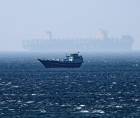 Un barco navega en el estrecho de Ormuz visto desde Khasab, gobernación de Musandam, Omán.