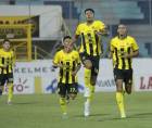 Jack Jean-Baptiste celebrando su gol contra el Victoria en el estadio Morazán.