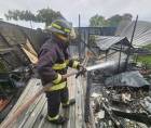 Bomberos sofocan las llamas del incendio en La Ceiba.