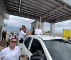 El expresidente Juan Orlando Hernández saluda a sus seguidores en las afueras del Aeropuerto de Palmerola, en Comayagua.
