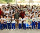 Estudiantes del centro de educación básica Dionisio de Herrera muestran con alegría el primer fascículo de la tercera edición de Mente Sana.