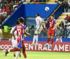 Yustin Arboleda saltando por el balón en el primer minuto de juego Olimpia vs Firpo.