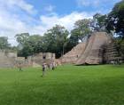 Turistas caminan por el Parque Arqueológico de Copán, declarado patrimonio de la humanidad por la Unesco.