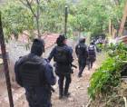 Fotografía muestra a agentes policiales durante un operativo en una zona de Tegucigalpa en busca de supuestos miembros de estructuras criminales.