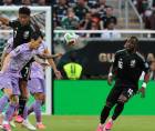 Luis Romo y Julián Quiñones de México disputanel balón con Kim Moon-hwan de Corea del Sur en juego del grupo A del Mundial de la FIFA 2026.