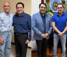 El pastor Roy Santos junto al presidente electo Nasry Asfura y el presidente del Congreso Nacional, Tomás Zambrano.