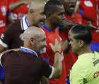 Eduardo Espinel y su staff técnico reclamaron al cuarto árbitro Luis Mejía.