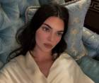 Kendall Jenner decidió enfrentar de forma directa algunos de los rumores que más han circulado sobre su imagen pública en los últimos años. La modelo habló abiertamente sobre las especulaciones relacionadas con su sexualidad y, especialmente, sobre las versiones que aseguran que se ha sometido a múltiples cirugías estéticas.