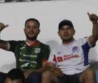 Aficionado del Marathón y Olimpia posan para el lente de Diario LA PRENSA.