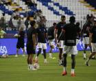 Jugadores del Olimpia realizando ejercicios de calentamiento.