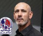 Eduardo Espinel volvió a demostrar su enfado pese al triunfo del Olimpia en el Clásico contra el Real España.