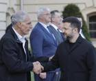 Asfura y Zelenski se saludan a la llegada del mandatario hondureño a Kiev, capital ucraniana.