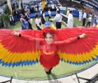 <b>Patriotismo.</b> Una estudiante luce un llamativo traje rojo con grandes alas en honor a la Guacamaya Roja.